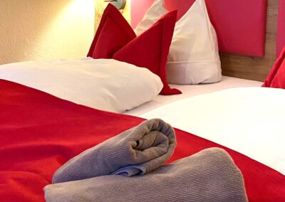 DZ Bett Lampe Handtuecher komprimiert und sonnig