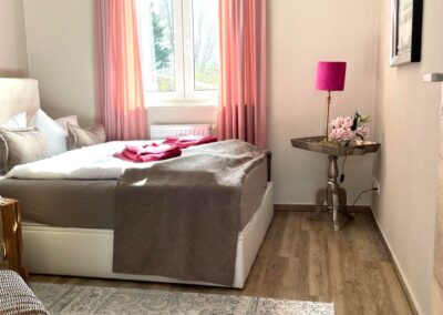 FS Schlafzimmer unten komprimiert und sonnig