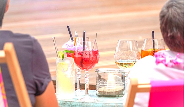 Terrasse unbeschwert sitzende am Tisch Cocktail